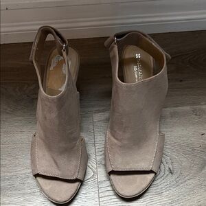 Naturalizer Tan/Plush Open-Toe Sandals